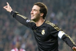 库里总共投中多少三分球_库里投中2500个三分的图片