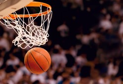 中国男篮球主教练是谁，中国男篮的主教练